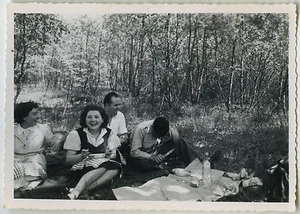 PHOTO ANCIENNE - GROUPE PIQUE NIQUE REPAS RIRE - PICNIC FUNNY - Vintage Snapshot - Picture 1 of 1