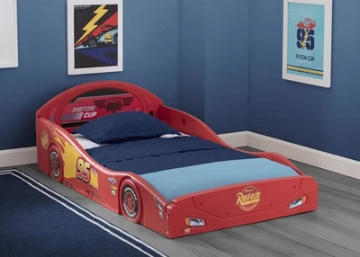 Marco de cama de coche de carreras seguro de plástico Lightning McQueen rojo para niños pequeños Foto 1 de 4