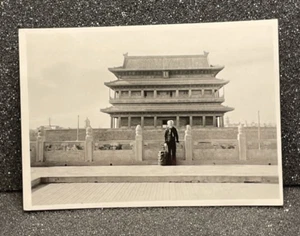 Foto en blanco y negro Pekín China fotografía años 30 EE. UU. Sailor Standing by Temple - Imagen 1 de 13