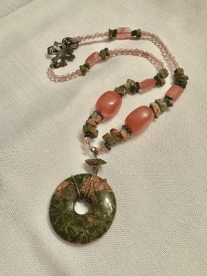 美丽的甜圈形状绿色和粉红色Unakite碧玉石吊坠项链 — 第 1/4 张图片