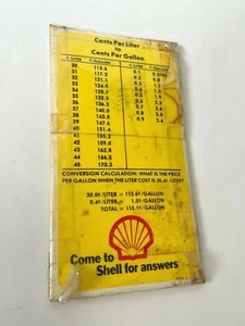 Tabla de bolsillo de conversión de combustible vintage SHELL PETROLEUM CO LITROS A GALONES MESA - Imagen 1 de 3