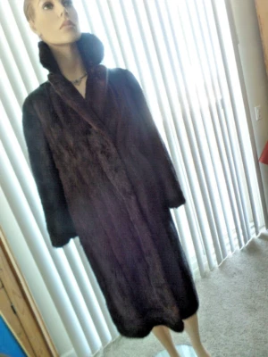 ABRIGO VISÓN RANCHO RANCHO OSCURO NATURAL BLACKGLAMA CON FORRO DE SEDA CUELLO ALTO Foto 1 de 4