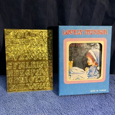 Niño pequeño rezando junto a su cama espejo dormitorio personalizado vintage J3 Foto 1 de 4