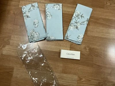 Juego de 3 servilletas de algodón florales Calvin Klein Wild Blossom - azul claro 20" x 20" Foto 1 de 4