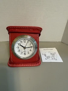 Reloj despertador de cuarzo de viaje en estuche con cremallera roja - borde plateado - Imagen 1 de 7