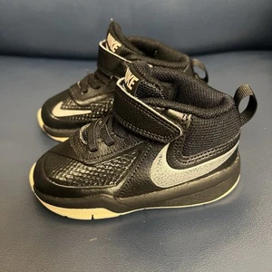 Nike Team Hustle 07 Niño Pequeño Talla 6 Mediano Negro Atlético Sintético Unisex 6C Zapatos - Imagen 1 de 8