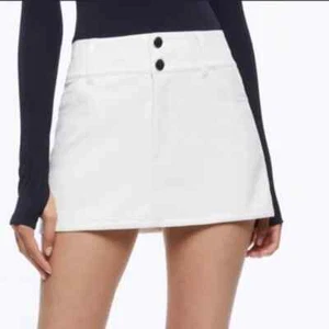 $345 ALICE AND OLIVIA LAIKA LOW RISE VEGAN LEATHER MINI SKIRT WHITE SZ 12 - Picture 1 of 5