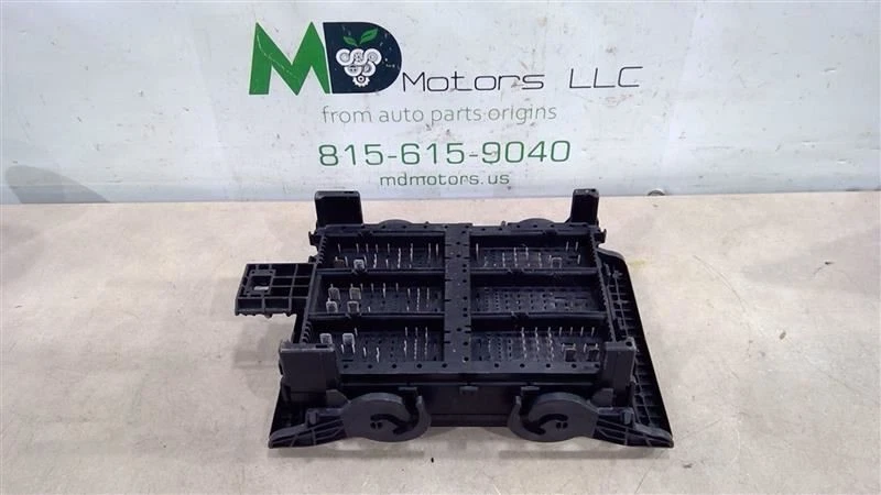 2015-2019 CHEVROLET TAHOE ENGINE ELECTRICAL POWER FUSE RLAY BOX OEM 23225905 - Image 1 of 4