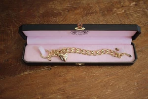 Pulsera Juicy Couture Chapada en Oro Corazón y J Charm YJRU0025 en Caja Original - Imagen 1 de 5