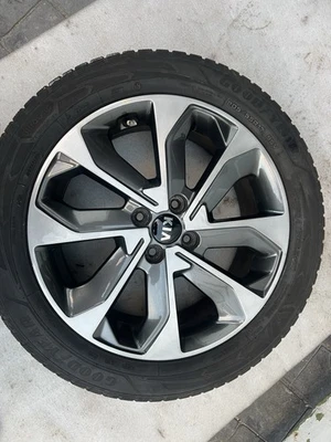 GENUINE KIA STONIC 17 INCH ALLOY WHEEL+TYRE P/N 52910-H8500 2018 MODEL FREE P+P - Image 1 of 4