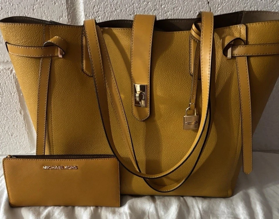 Bolso de Mano Michael Kors Grande Cassie con Cartera Amarillo Girasol Foto 1 de 4