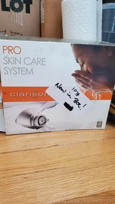 Nuevo cepillo cargador de 2 velocidades clásico para el cuidado de la piel CLARISONIC Foto 1 de 4