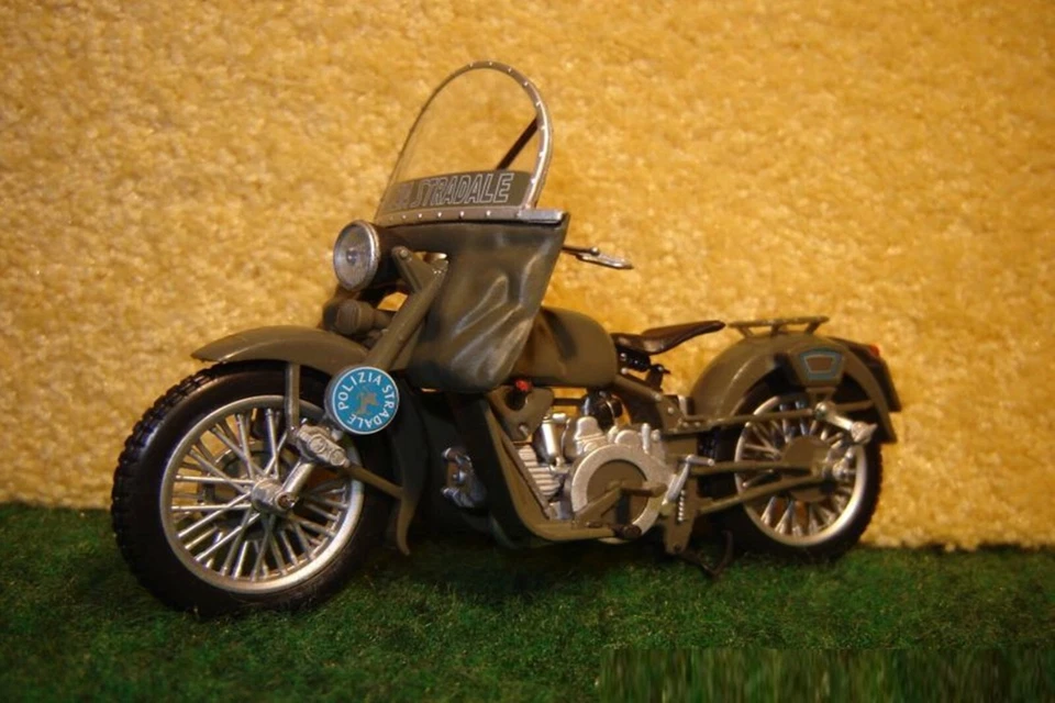 1:24 Moto Guzzi Falcone 500 Polizei Italien Grün 1967 DE AGOSTINI 00315 - Bild 1 von 1