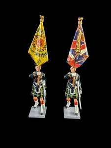 x2 Britains Collectors Club Gordon Highlanders Bandera Portadores Soldados Marchando - Imagen 1 de 7