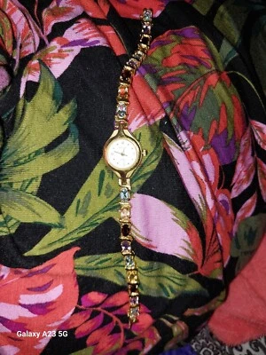 Reloj con cierre seguro tono dorado piedras preciosas genuinas para dama con diamantes Pt a 3,6,9,12 Foto 1 de 4