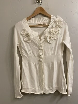 Cárdigan suéter DKNY para mujer talla pequeña de algodón marfil con 3 botones adornado con volantes Foto 1 de 4