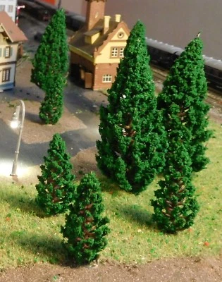 10 dunkelgrüne Tannen, Nadelbäume, je 5 Stück 58 und 95 mm hoch