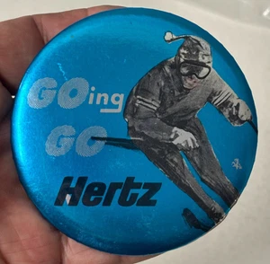 Going Go Hertz società di noleggio auto spilla pulsante posteriore 3 1/2" sci vacanza sciatore - Foto 1 di 6