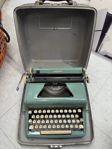 Vintage Royal Quiet Deluxe Typewriter with Case Teal - Picture 1 of 11