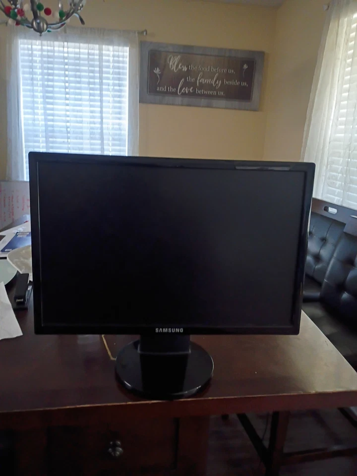 (Free shipping) 19-inch Samsung SyncMaster 943BWX Monitor with Monitor Stand - Image 1 of 4