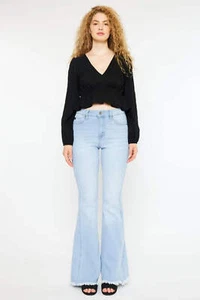 Pantalones de mezclilla acampanados con curvas de tiro alto Kancan - Imagen 1 de 12