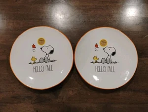 Juego de 2 platos de cena Rae Dunn Peanuts Snoopy & Woodstock “Hello Fall” 11” nuevos  - Imagen 1 de 5