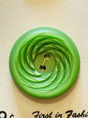 VTG Med Green Textured Hypnotic Swirls Plastic Buttons 2 Hole 7/8" 2 NEW on Card - Image 1 of 4