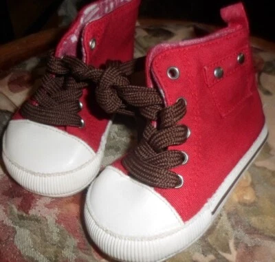 Tênis Old Navy bebê lona vermelha hi top com cadarço tamanho 6-12mo em excelente estado usado - Imagem 1 de 3