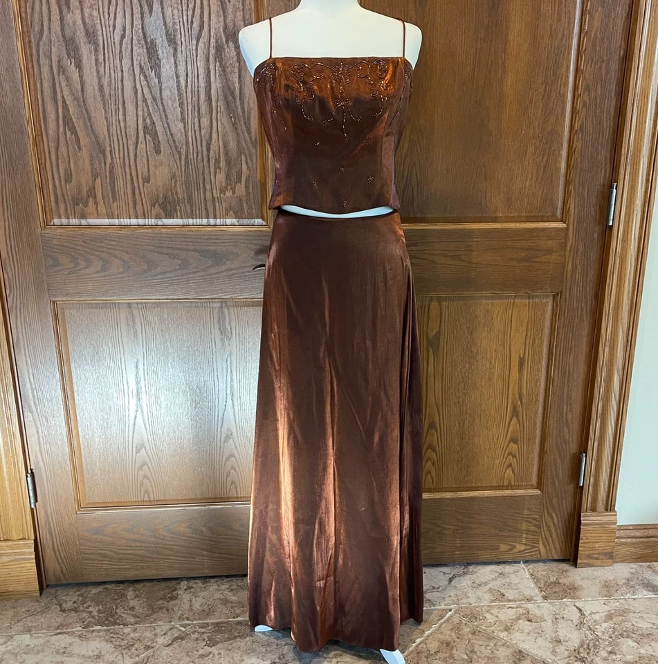 Nuevo con etiquetas Vestido Niki Livas Cobre Satinado Con Cuentas Talla 11 Y2K 2 Piezas Baile de graduación Elegante Foto 1 de 4