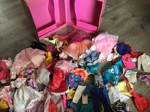 Vintage Barbie Doll Clothes 50+ Piece LOT 1980s 1990s Genuine Barbie Case - Afbeelding 1 van 24