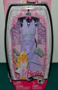 NUEVO EN CAJA 2008 BARBIE FASHION FEVER OUTFIT VESTIDO LAVANDA TACONES PLATEADOS BRILLANTES MONEDERO+ - Imagen 1 de 4