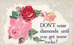 VINTAGE COMIC POSTKARTE TRAGE KEINE DIAMANTEN, BIS DU EIN PAAR STEINE BEKOMMST 1916 102022  - Bild 1 von 2