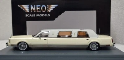 WOW Lincoln Town Car Formal Limousine Stretch Ivory/ White 1985 1:43 Neo 45336   - Image 1 of 4