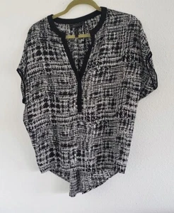 BCBGMAXAZRIA blusa donna nera bianca geometrica Dolman manica corta taglia XXS - Foto 1 di 6