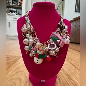 Betsey Johnson Weihnachten Faux festlicher Stein Charm Latz Halskette mit Perleimitat - Bild 1 von 9