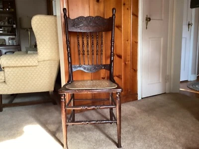 Silla de cocina victoriana antigua, roble teñido oscuro, asiento perforado de madera Foto 1 de 4