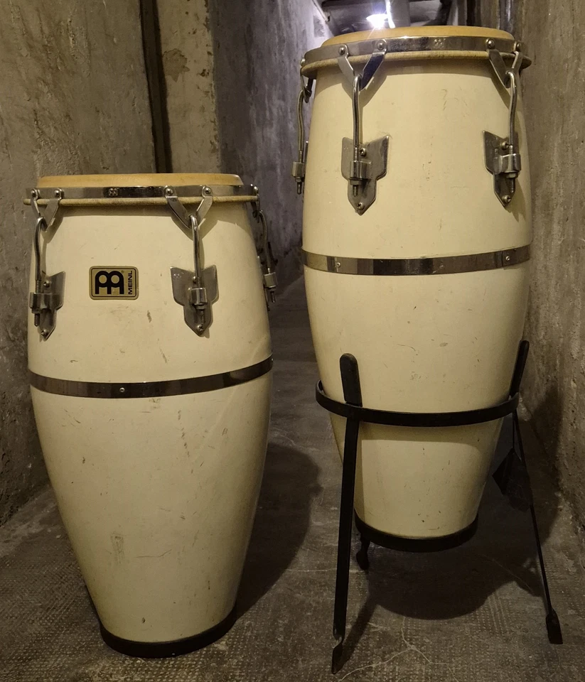 Congas gebraucht mit einem Ständer, Marke Meinl, weiß - Bild 1 von 2