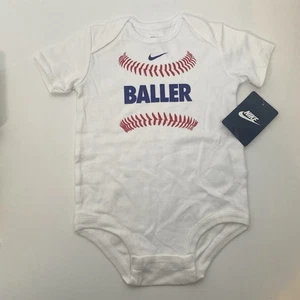 Baby Jungen Nike "Baller" Baseball Kurzarm Body Größe 9-12M Neu mit Etikett weiß - Bild 1 von 6