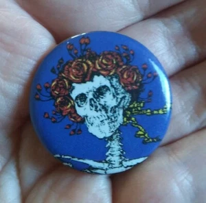True VINTAGE 1983 ~ GRATEFUL DEAD ~ Skull & Roses Deadhead Rock PIN Button Badge - Picture 1 of 12