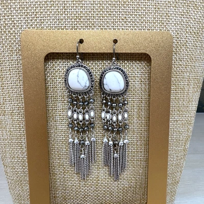 Pendientes Howlite marca Lucky tono plata cadena eslabón araña borlas Foto 1 de 4