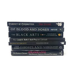 Occult Witchcraft Haunting Book Lot - 7 Books - Mostly Good Condition - Foto 1 di 10