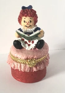 "Caja de baratija con bisagras Raggedy Ann 3"" leer un libro forrado de fieltro" - Imagen 1 de 9