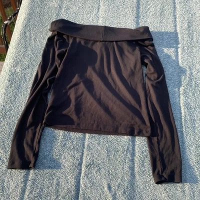 Suéter corto American Eagle manga larga negro con hombros descubiertos Foto 1 de 4