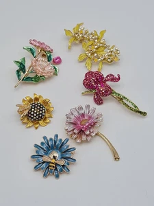 Brosche löwenzahn sonnenblume iris orchidee vanilleblüme aster gänseblümchen mod - Bild 1 von 13