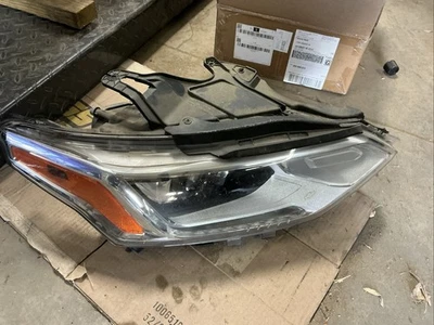 Faro de xenón HID lado derecho Chevrolet Traverse 2018-2021 OEM GM 84721415 Foto 1 de 4