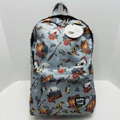 Mochila Loungefly Harry Potter Reliquias Tatuaje Estampado Completo Escuela Gris Nueva con Etiquetas RARA Foto 1 de 4