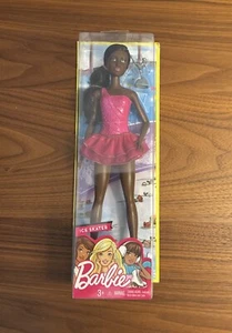Barbie Figura Pattinatore di Ghiaccio Nikki Bambola con Trofeo Puoi Essere Qualsiasi Cosa Barbie - Foto 1 di 2