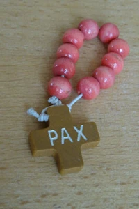 Fingerrosenkranz mit rosafarbenen Holzperlen Holz und Holzkreuz PAX - Bild 1 von 4