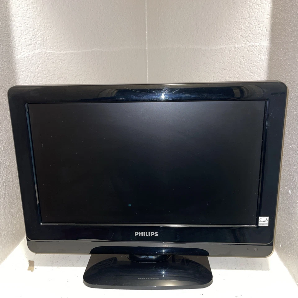 Philips 19PFL3504D/F7 19-Inch LCD HDTV Gaming TV / Monitor - Image 1 of 4