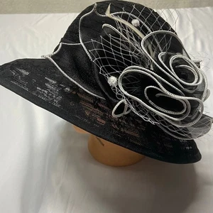 Sombrero Negro Iglesia Boda Fiesta Derby Plumas Arcos Cloche Cubo Ajustable Usado en Excelente Condición - Imagen 1 de 10
